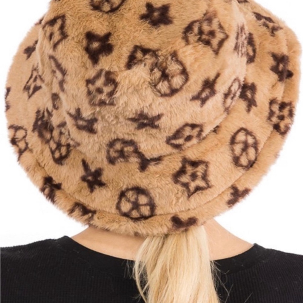 Fuzzy winter bucket hats ☃️ - Picture 3 of 4